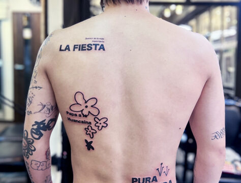 レタリング　背中　タトゥー　東京