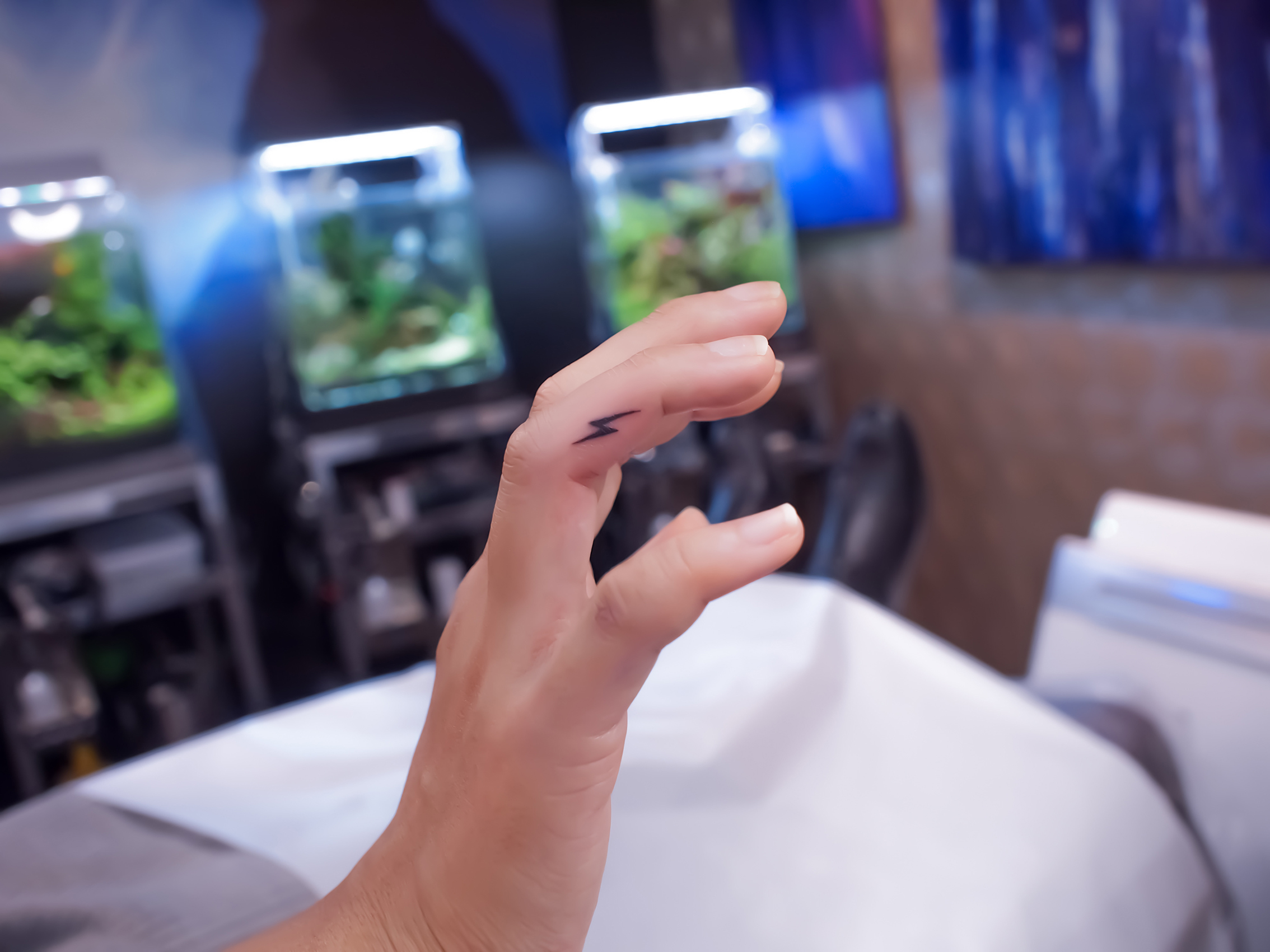 ワンポイント　指　イナヅマ　タトゥー　東京