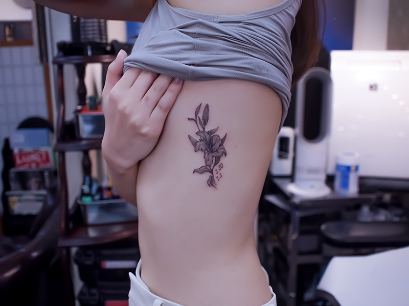 ワンポイント　ユリ　タトゥー　東京