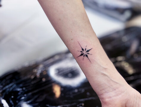 ファインライン　星　タトゥー　東京