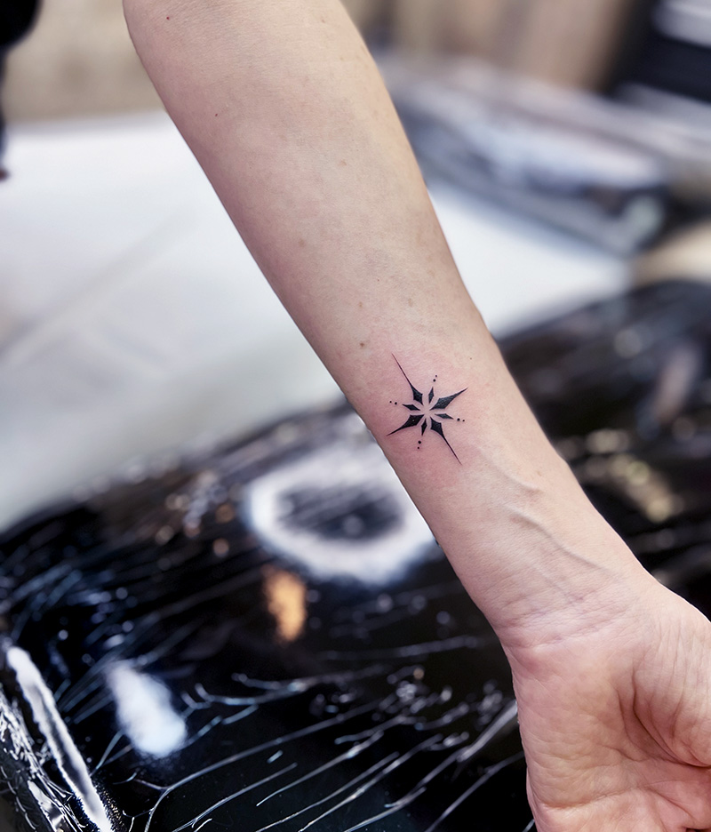 ファインライン　星　タトゥー　東京