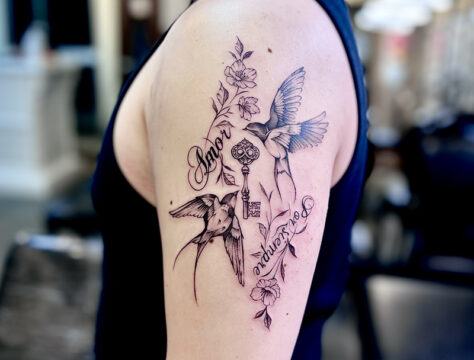 ファインライン　ツバメ　鍵　タトゥー　東京