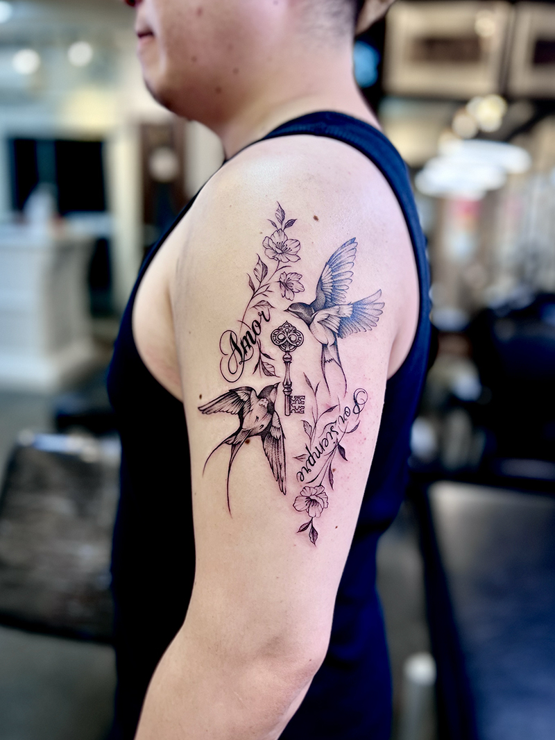 ファインライン　ツバメ　鍵　タトゥー　東京