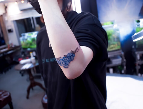ワンポイント　肘　バラ　タトゥー　東京