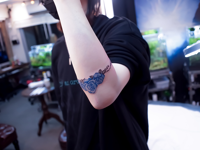 ワンポイント　肘　バラ　タトゥー　東京