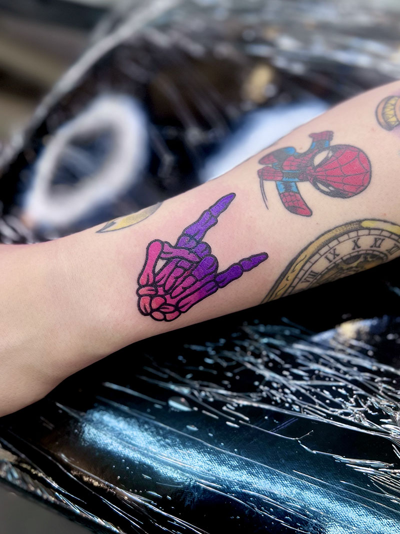 ワンポイント　カラー　骨　タトゥー　東京