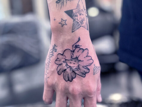 ワンポイント　手の甲　花　タトゥー　東京