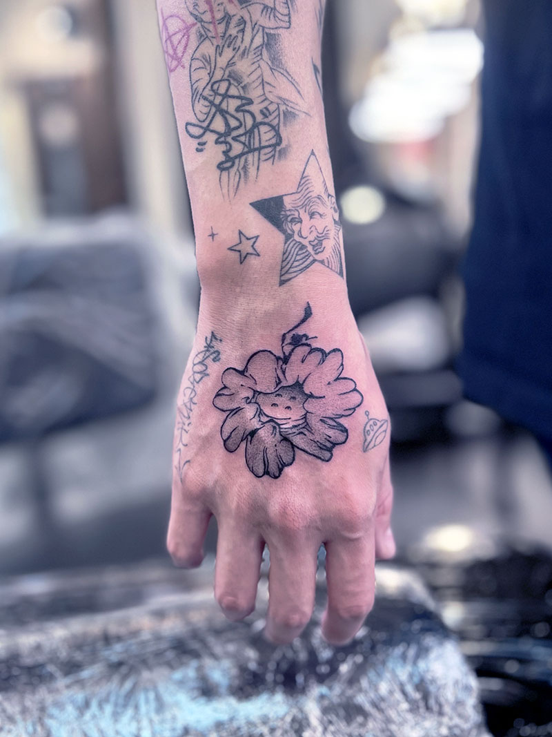 ワンポイント　手の甲　花　タトゥー　東京