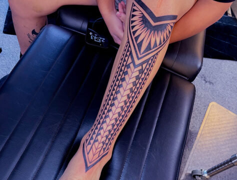 トライバル　足　タトゥー　東京