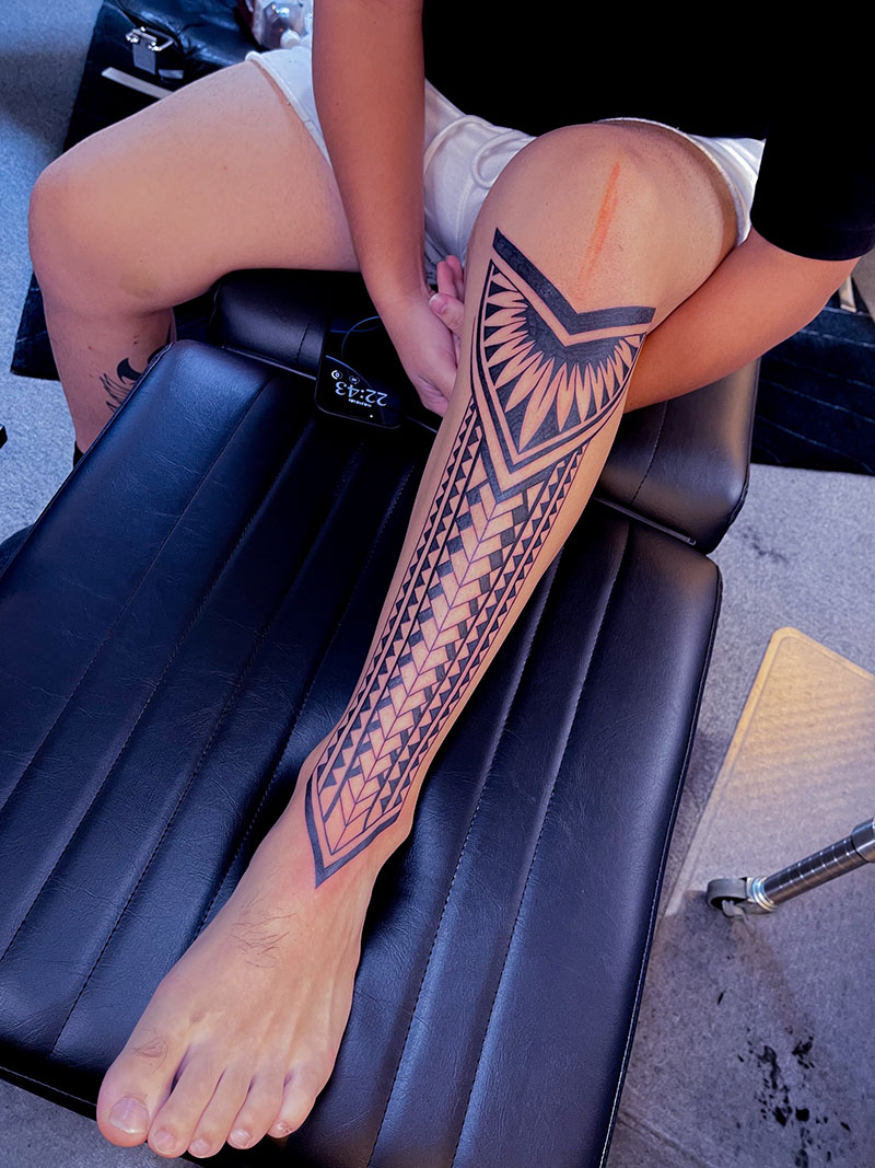トライバル　足　タトゥー　東京