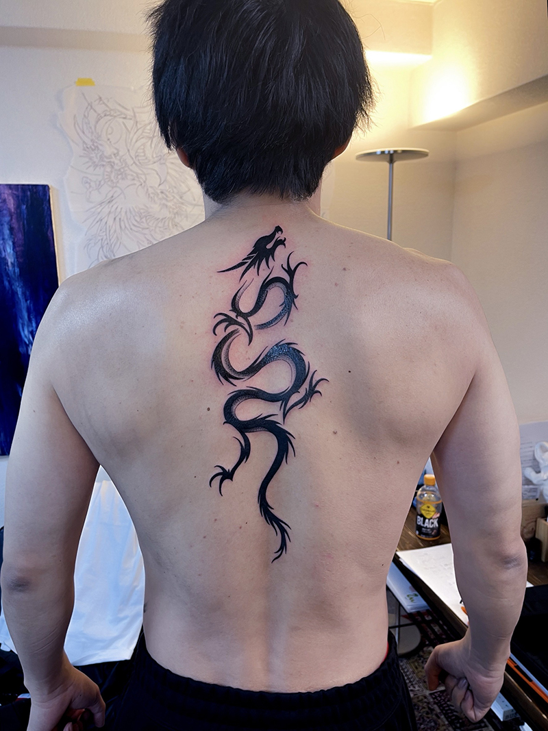 トライバル　龍　タトゥー　東京