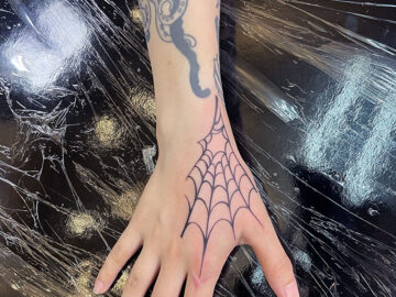 ワンポイント　手の甲　クモの巣　タトゥー　東京
