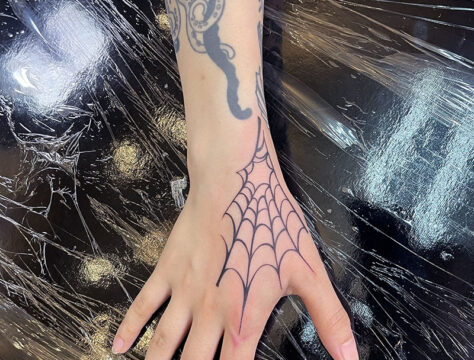 ワンポイント 手の甲 クモの巣 タトゥー 東京