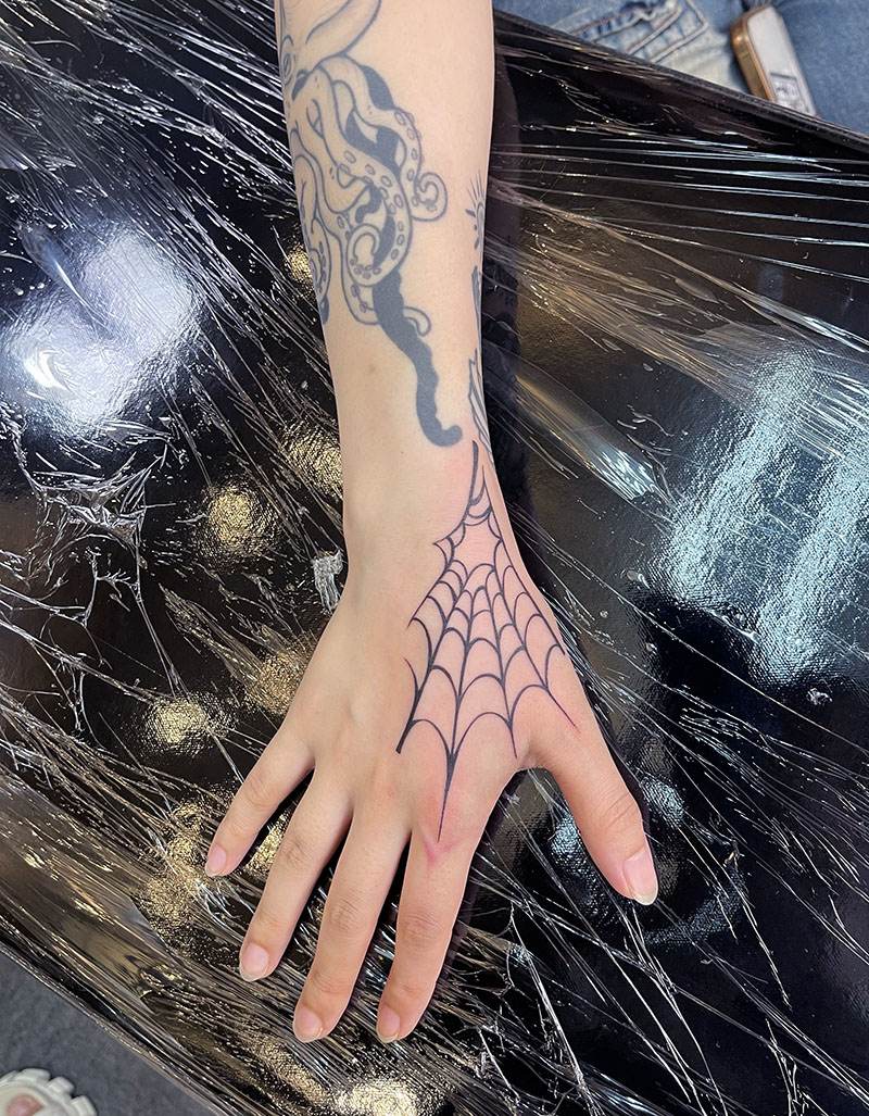 ワンポイント　手の甲　クモの巣　タトゥー　東京