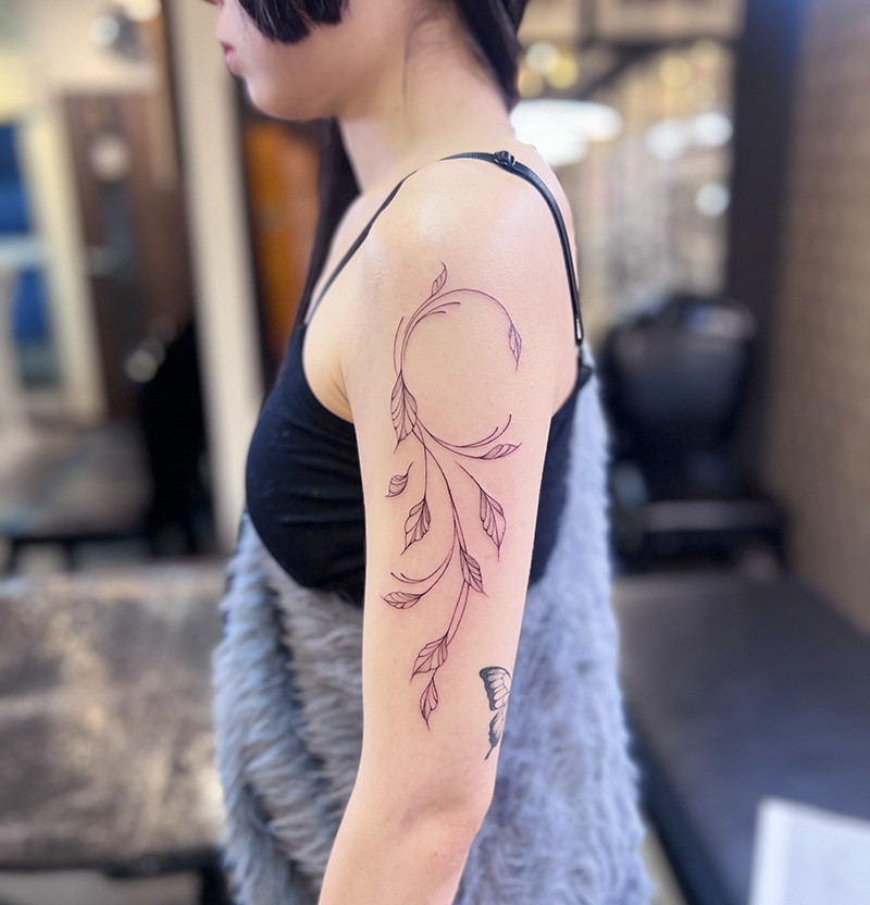 ファインライン　ツタ　タトゥー　東京