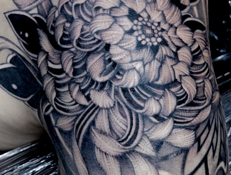 ブラックワーク 菊 タトゥー 東京