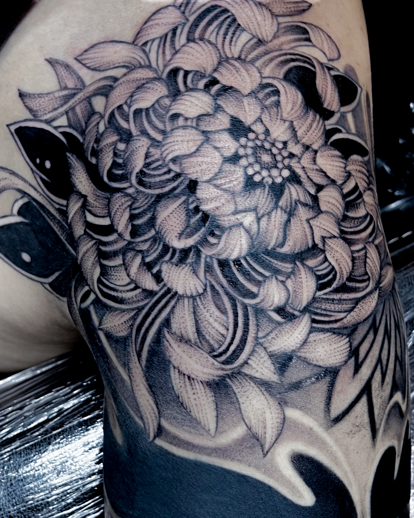 ブラックワーク　菊　タトゥー　東京