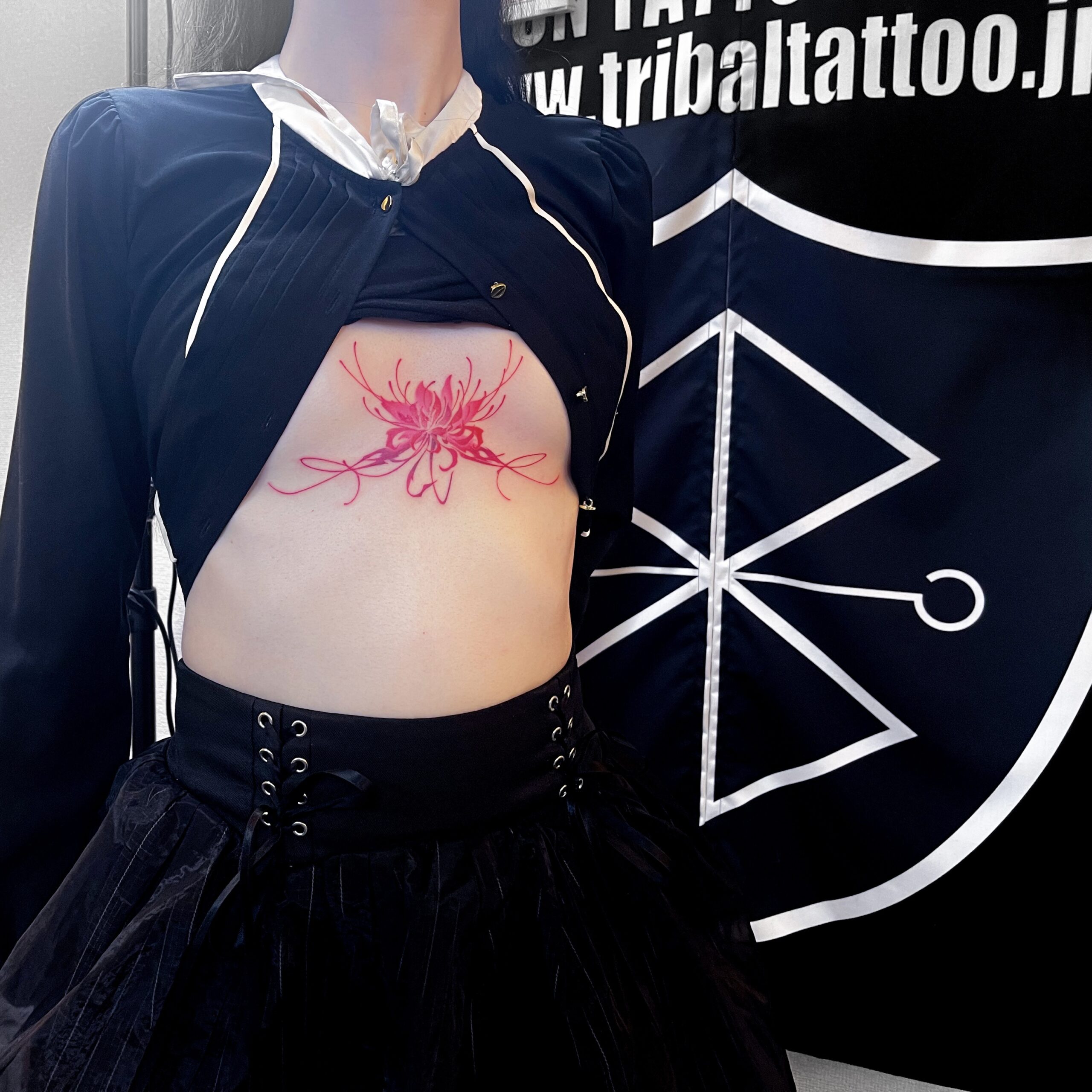 彼岸花　胸下　タトゥー　東京