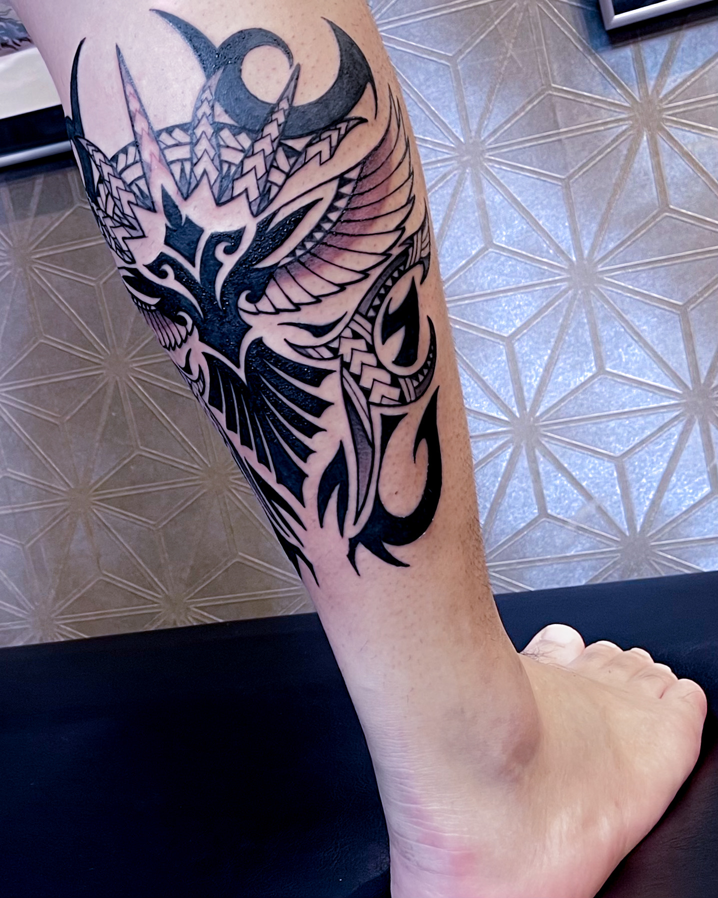 トライバル　ふくらはぎ　タトゥー　東京