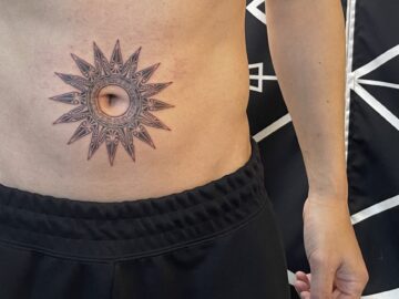 トライバル　太陽　へそ　タトゥー　東京