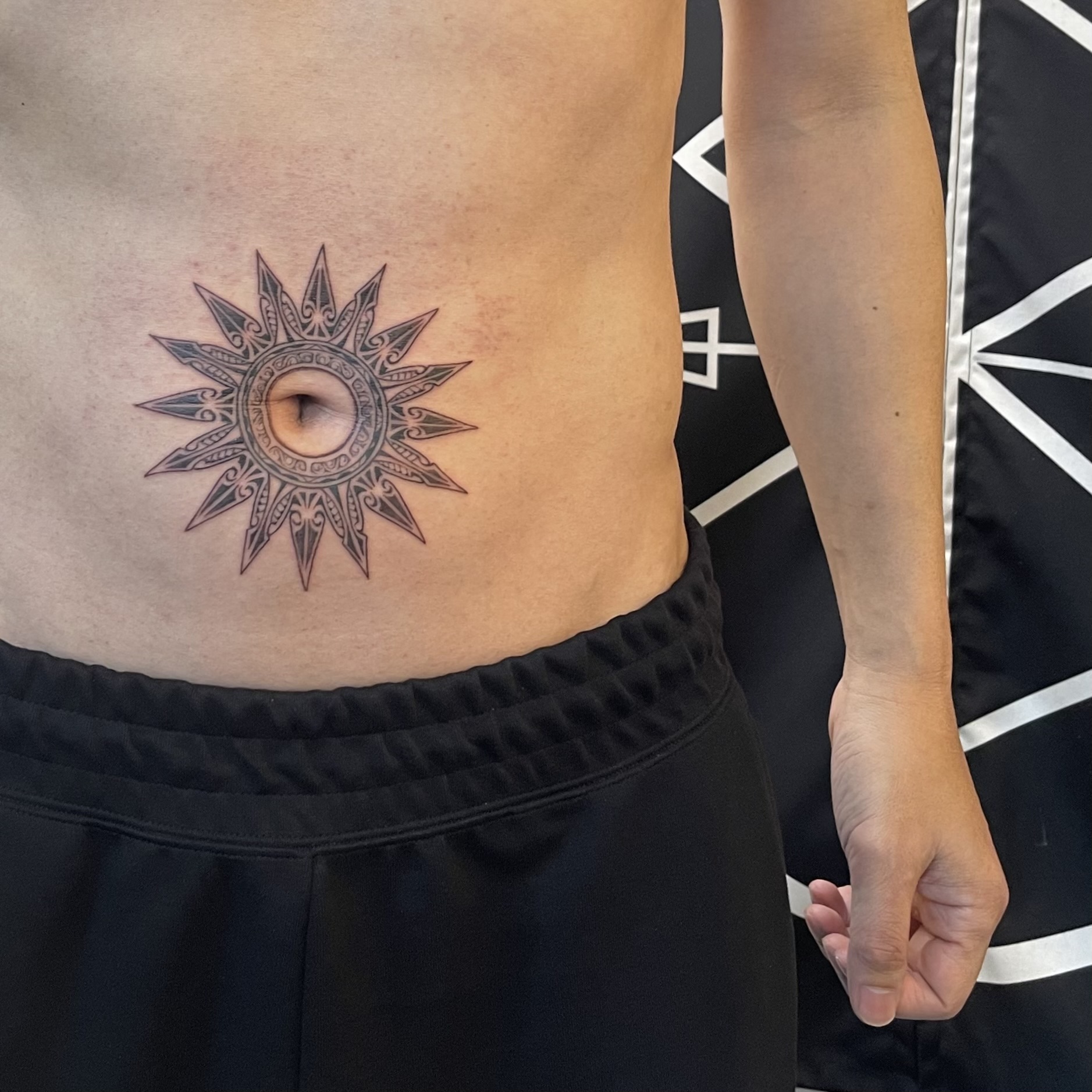トライバル　太陽　へそ　タトゥー　東京