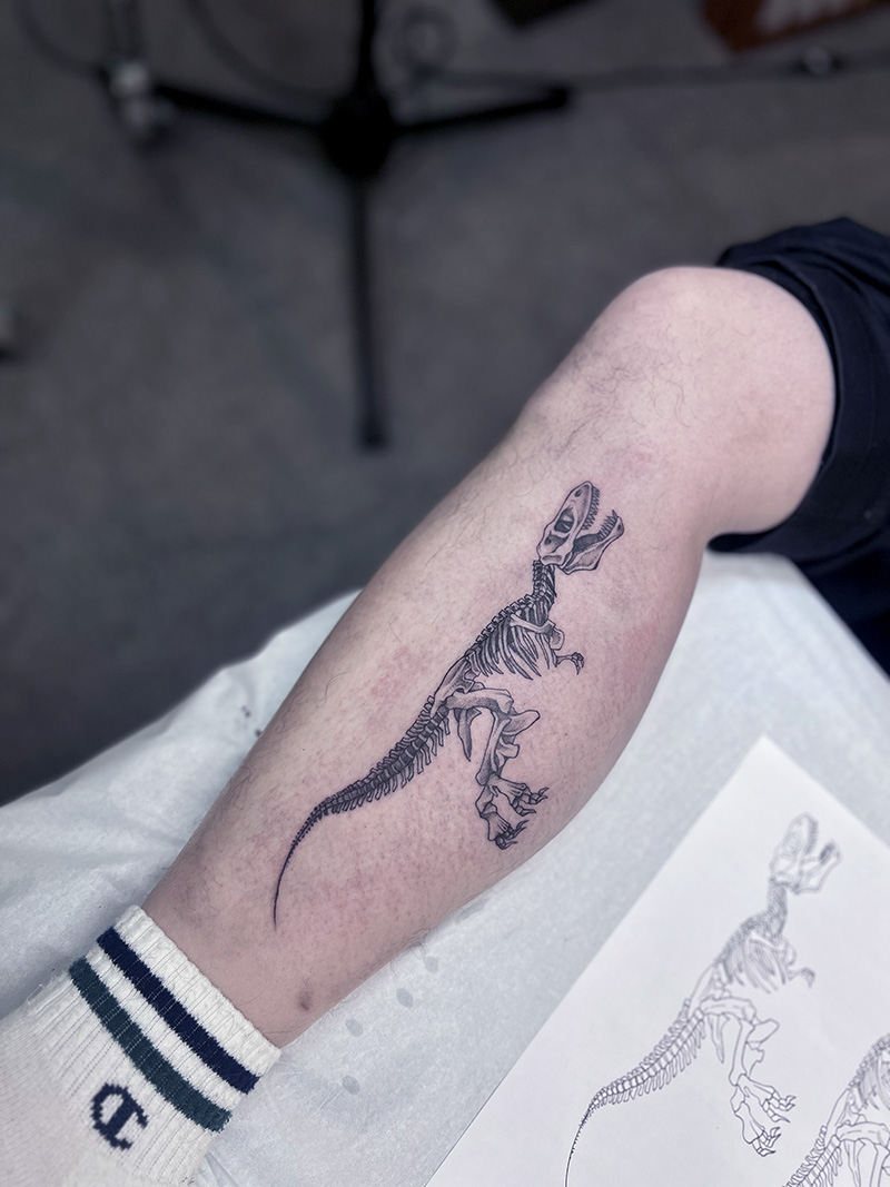 ワンポイント　恐竜　タトゥー　東京