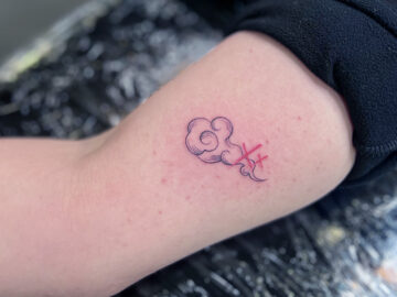 ワンポイント　雲　タトゥー　東京