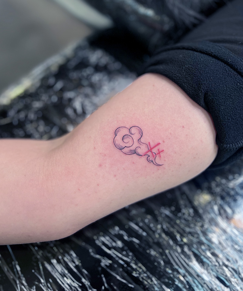 ワンポイント　雲　タトゥー　東京