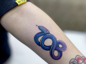 ワンポイント　ヘビ　カラー　タトゥー　東京