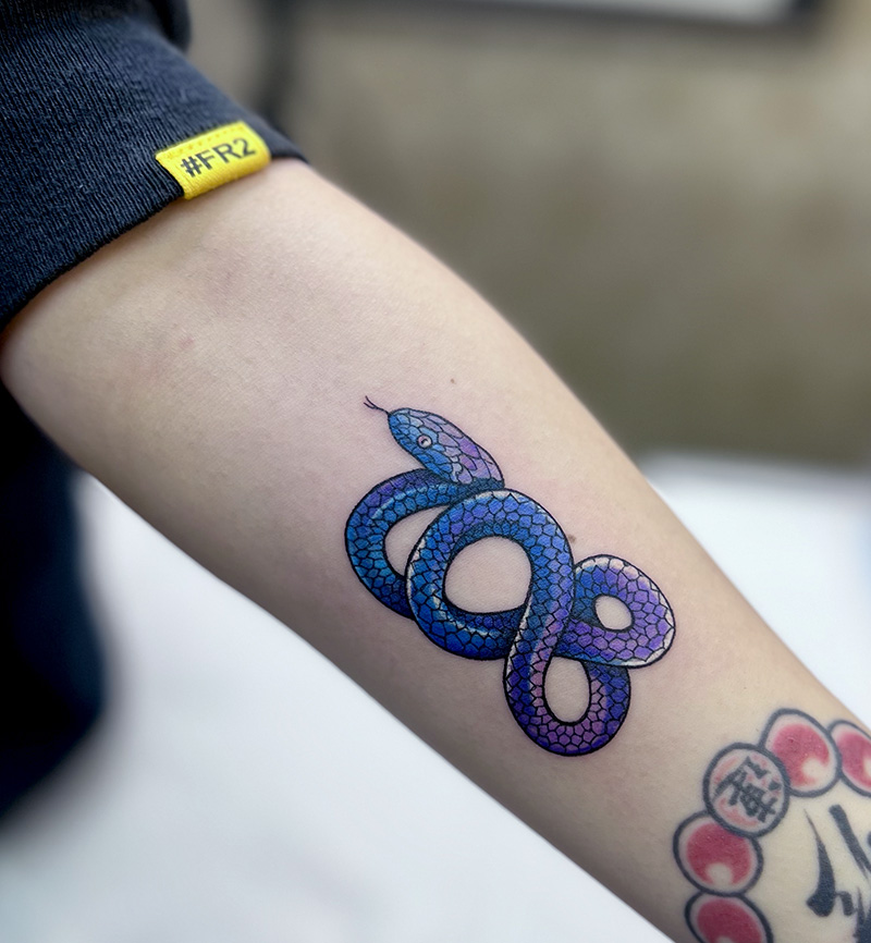 ワンポイント　ヘビ　カラー　タトゥー　東京