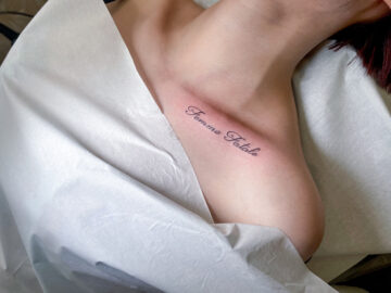 ファインライン　レタリング　鎖骨　タトゥー　東京