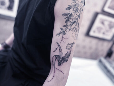 ブラックアンドグレー 燕 タトゥー 東京