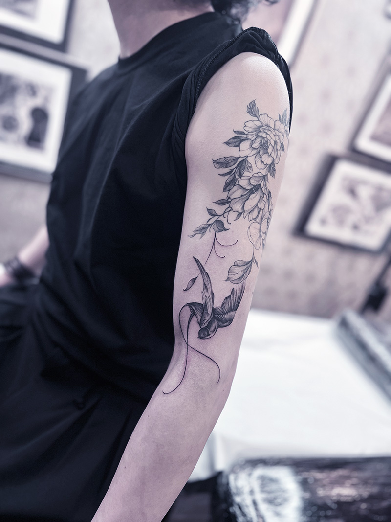 ブラックアンドグレー　燕　タトゥー　東京