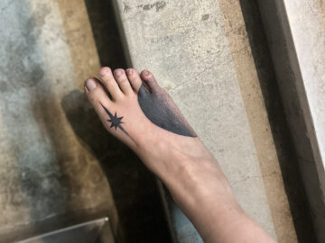 ブラックワーク　カバーアップ　足の甲　タトゥー　東京