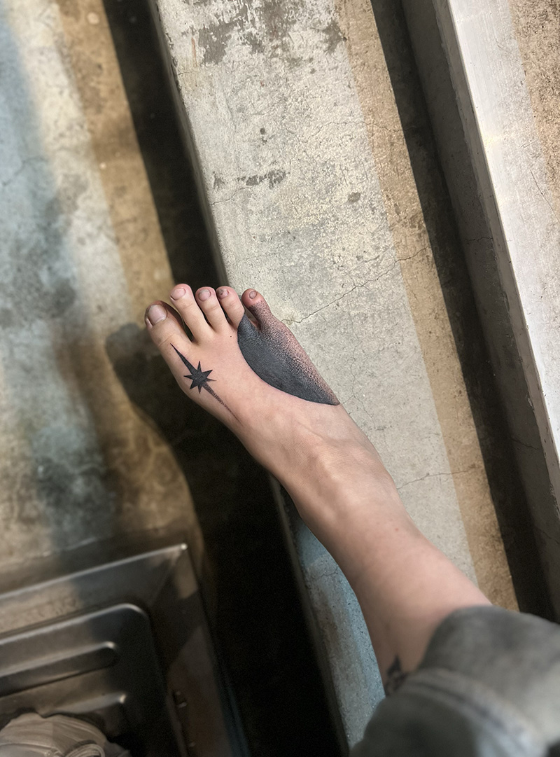 ブラックワーク　カバーアップ　足の甲　タトゥー　東京